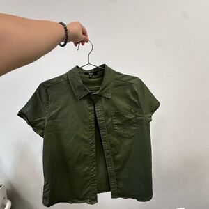 Crop style woman’s button up